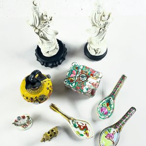 Lote de 9 Figuras Estilo Blanc de Chine, Alhajero y Cucharas Decoradas - imagen 2