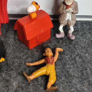 Lote de Figuras de Juguete Antiguas: Supergirl, Angry Bird, Snoopy y Más - imagen 5