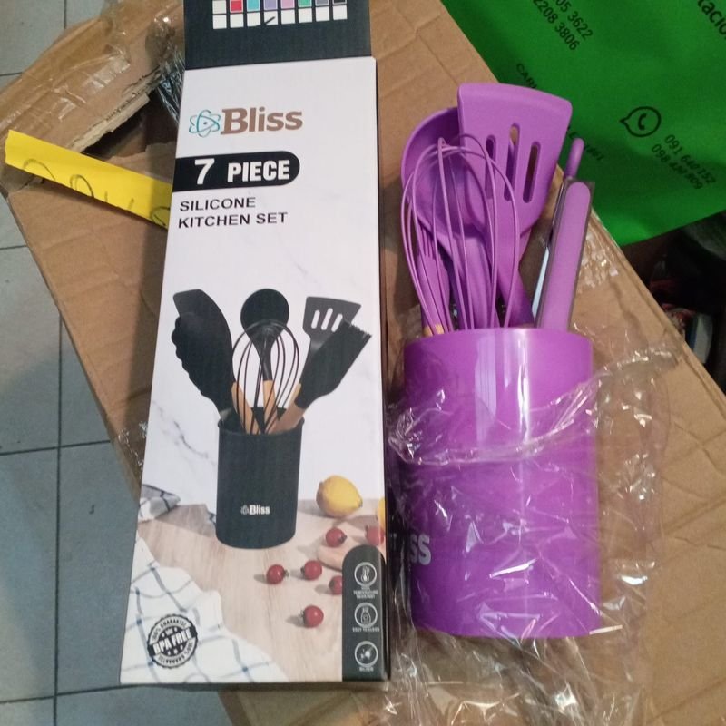 Set de menaje para cocina con utensilios de silicona y madera
