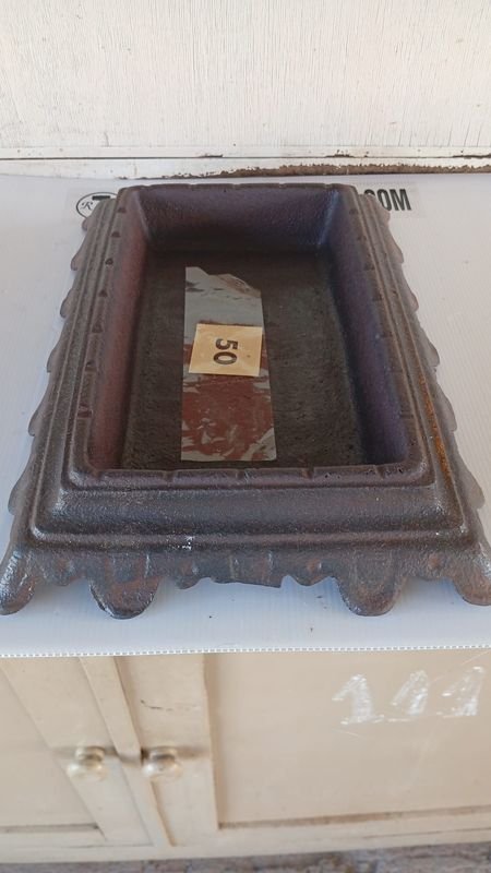 Antiguo salvero de metal con detalles ornamentales - imagen 3
