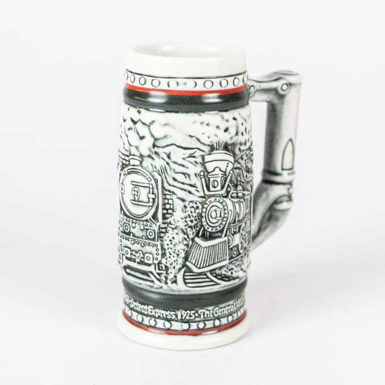 Jarra de cerveza policromada con escena de tren en relieve - imagen 1