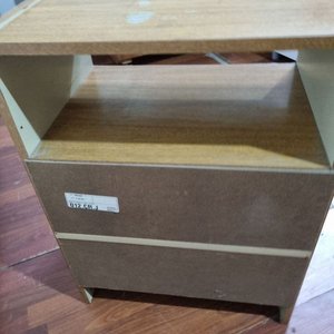 L 501 - Mesa de luz con estante y dos cajones con tiradores curvos (Medidas 47x36x64cm) - imagen 4
