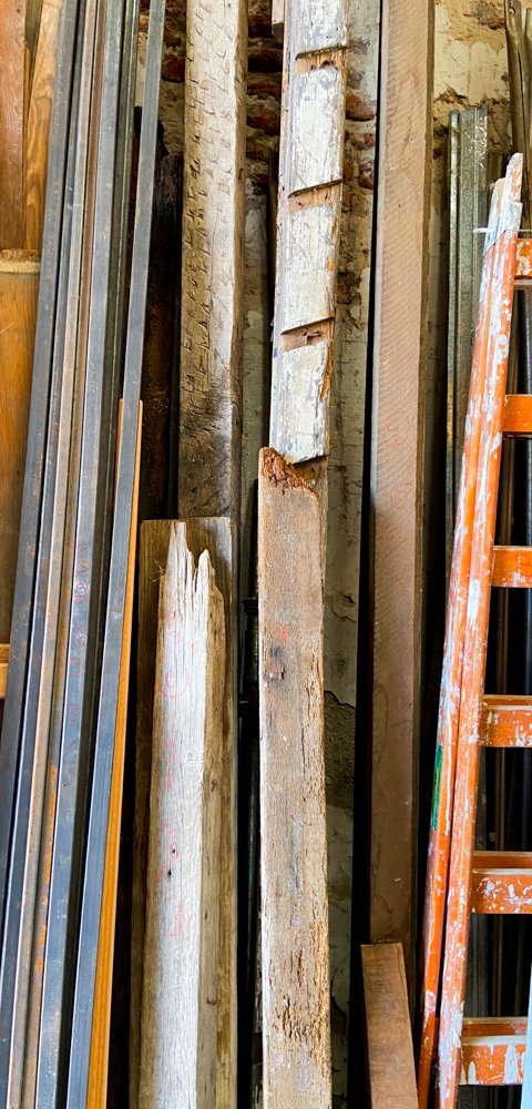Tirantes y palos de madera con detalles - imagen 3