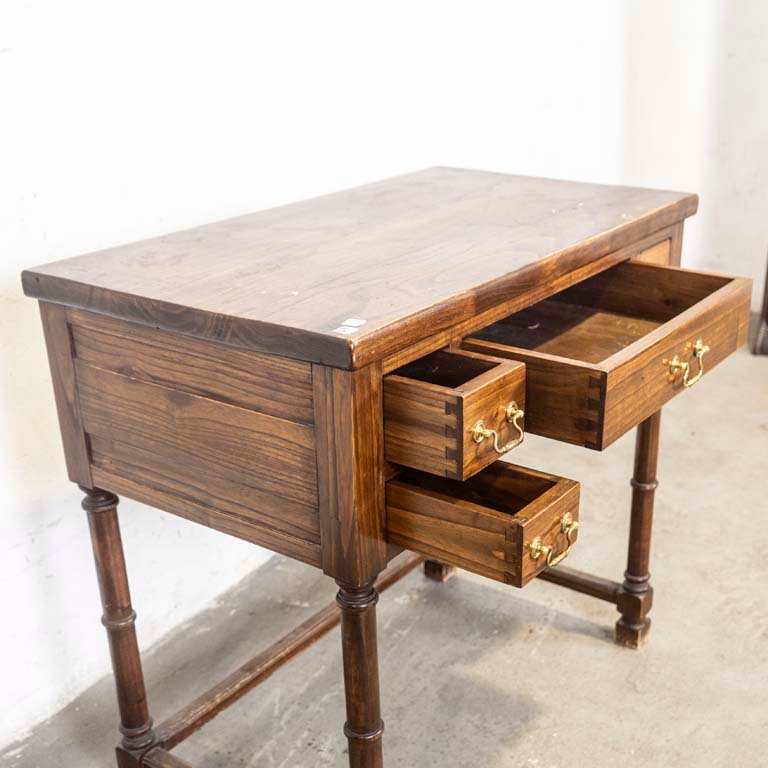 Escritorio de madera con cinco cajones y patas torneadas - imagen 3
