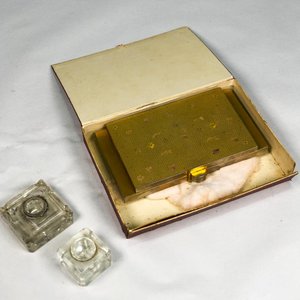 Lote siguiente: Set de Maquillaje Antiguo para Dama con Tinteros Hialinos