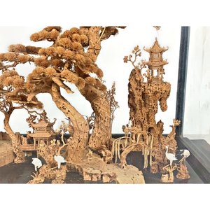 Talla en Corcho: Paisaje Chinoiserie con Base de Madera y Vitrina - imagen 4