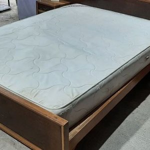 Cama de 2 Plazas en Madera con Mesas de Luz y Colchón - imagen 3