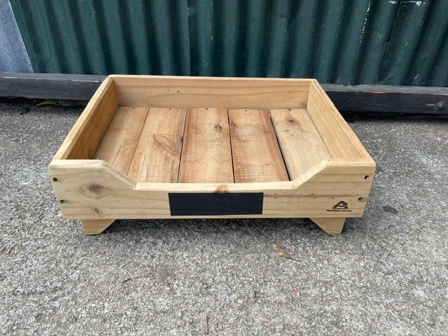 Lote anterior: Camita para mascotas - Caja de madera con placa metálica