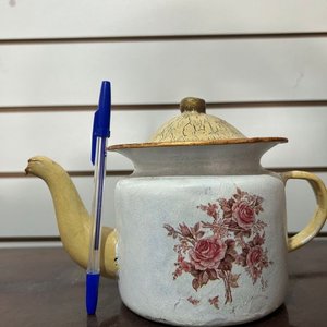 Lote de Teteras y Cacerola de Metal Esmaltado Blanco con Flores y Bordes Dorados - imagen 8