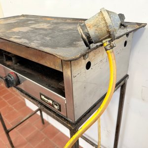 Plancha Chivitera a Gas Morelli con Base y Válvula - imagen 2