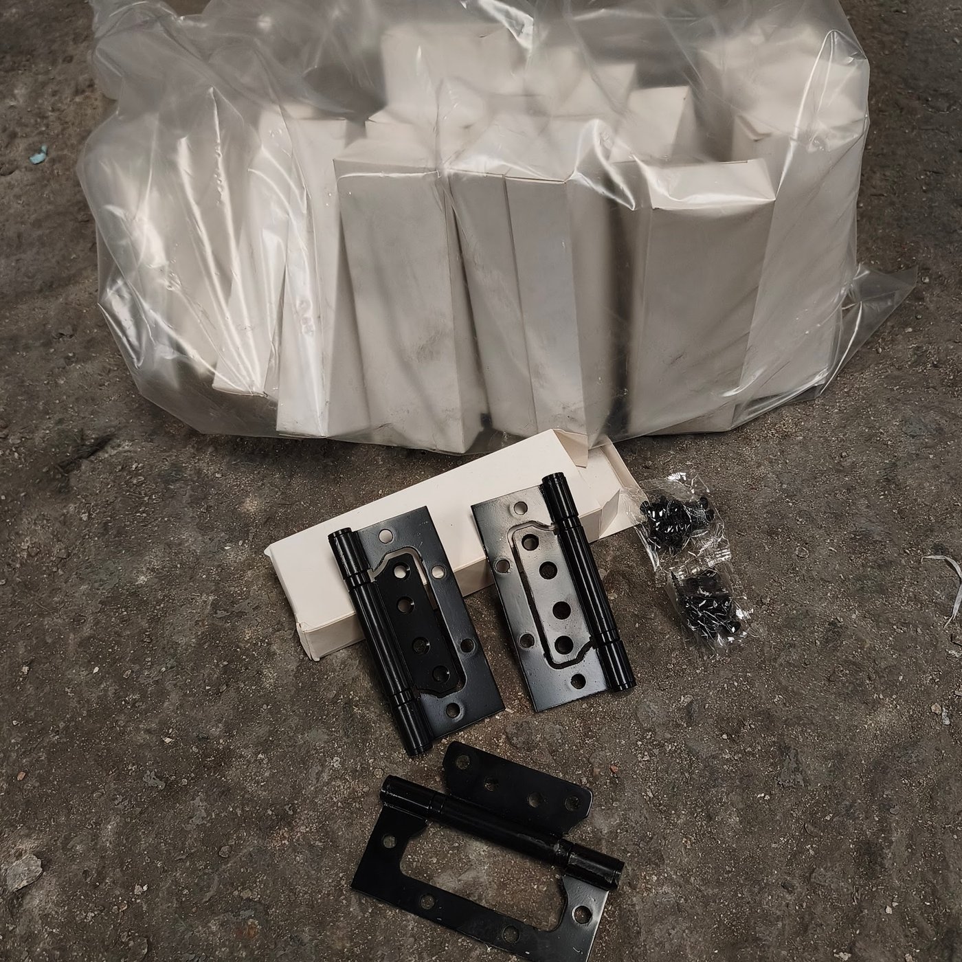 Lote de 24 Cajas de Bisagras Metálicas Negras con Tornillos