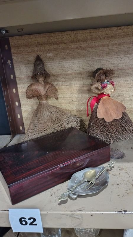 Caja de madera y adornos decorativos - imagen 2