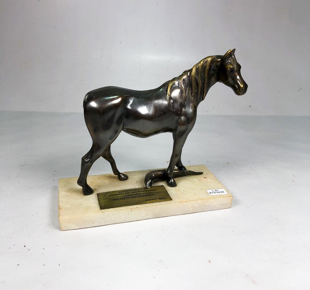 Figura de Caballo en Metal Bronceado sobre Base de Mármol
