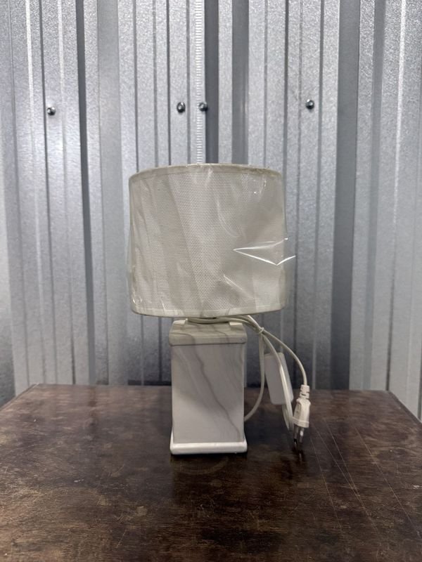 Lámpara de Mesa con Base Rectangular Mármolada y Pantalla Texturizada