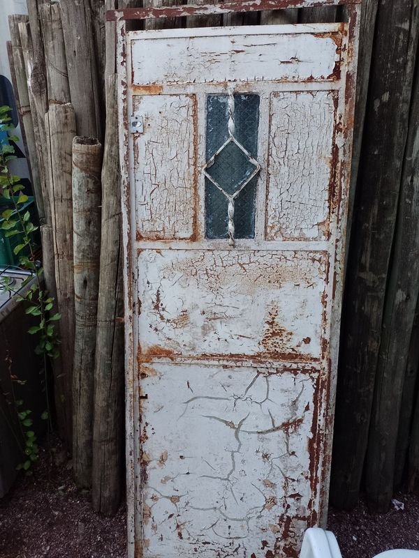 Puerta de chapa doble en mal estado - imagen 1