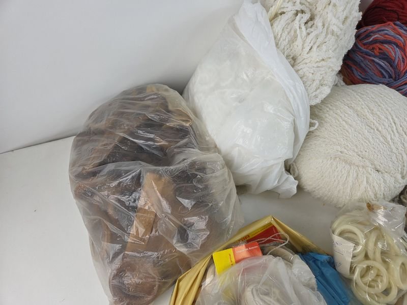 Gran lote de lanas y accesorios para cortinas - imagen 10