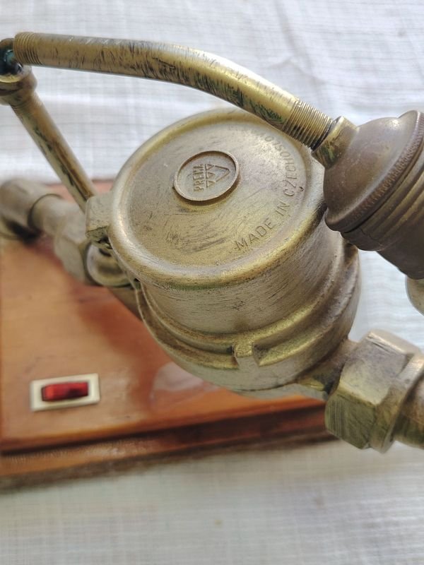 Lámpara artesanal de bronce con base de madera - imagen 4