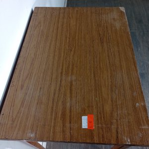 Mesa de madera con tapa de fórmica y desgaste - imagen 3