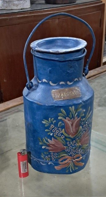Lechera Antigua Azul con Flores Pintadas