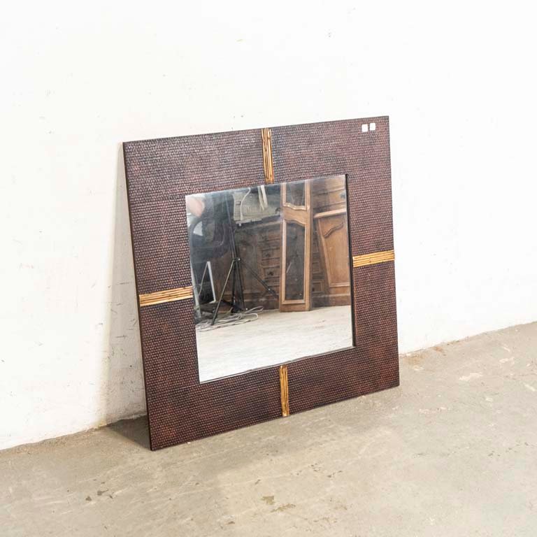 Lote siguiente: Espejo con marco de madera texturada y detalles de mimbre