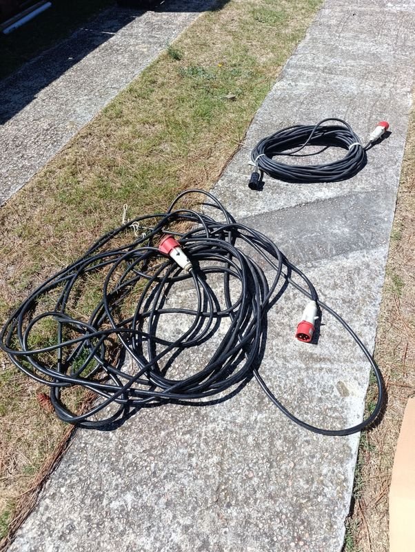 Lote anterior: Cable negro enrollado con conectores rojos