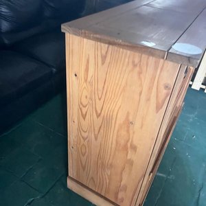 Cómoda Baja de Pino con Seis Cajones y Tiradores Oscuros - imagen 4