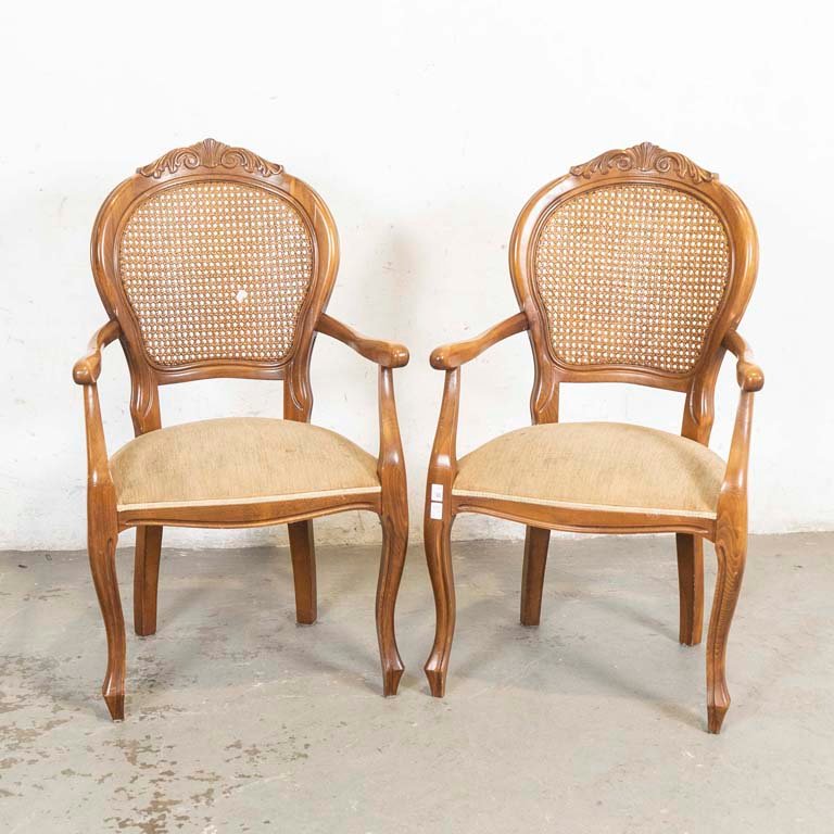 Par de Sillones Franceses Estilizados con Respaldo Esterillado y Asiento Tapizado