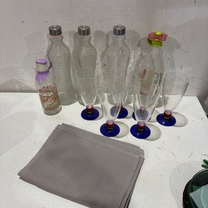 Lote siguiente: Juego de Copas de Vidrio, Botellas y Individuales