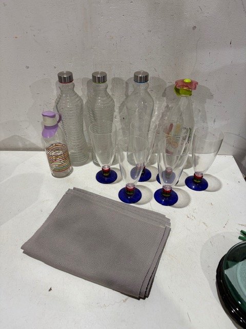 Juego de Copas de Vidrio, Botellas y Individuales