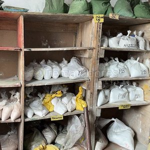 Lote siguiente: Estantería con Bolsas de Materiales Varios