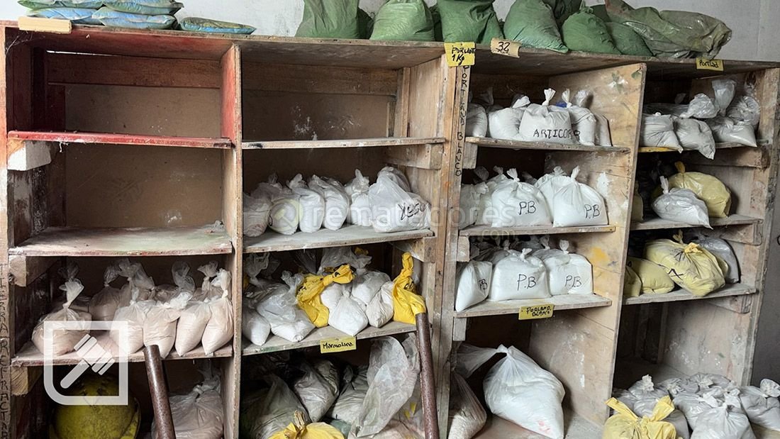 Estantería con Bolsas de Materiales Varios