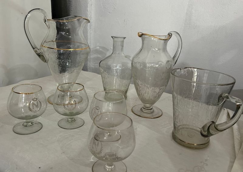 Lote siguiente: Lujosos Jarrones y Copas de Cognac en Vidrio con Oro