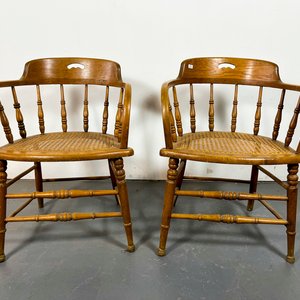 Lote siguiente: Pareja de Sillones de Roble Estilo Medio Punto con Asientos Esterillados