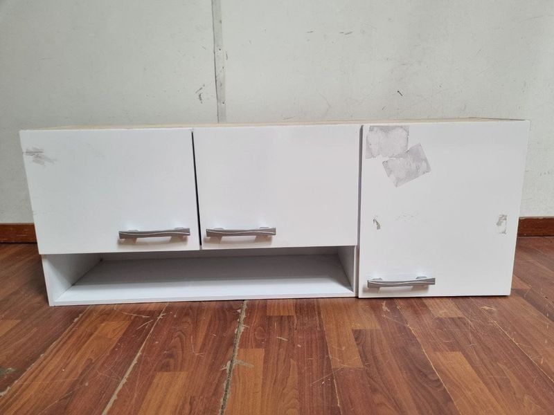 Mueble Aéreo Blanco con Puertas y Estante Abierto
