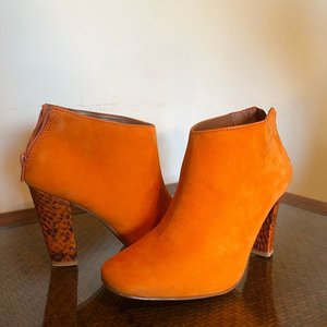 Lote anterior: Botita Corta Naranja Gamuza Taco Animal Print Talle 37