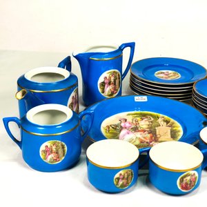 Conjunto de Porcelana Alemana Azul con Monograma y Detalles Dorados - imagen 2