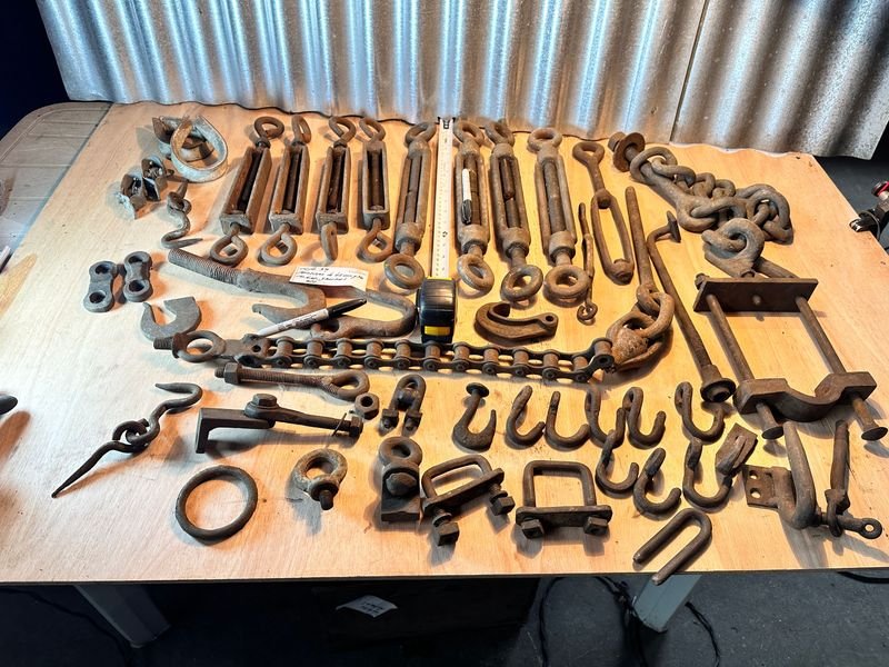 Grandes Tensores, ganchos, cadenas etc, todo de gran tamaño