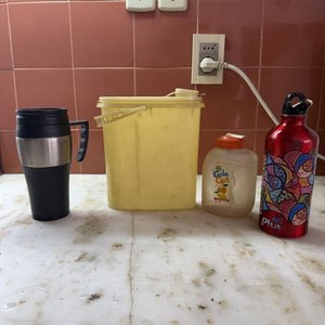 Lote de Recipientes y Vasos: Termo, Botella y Dispensador - imagen 2