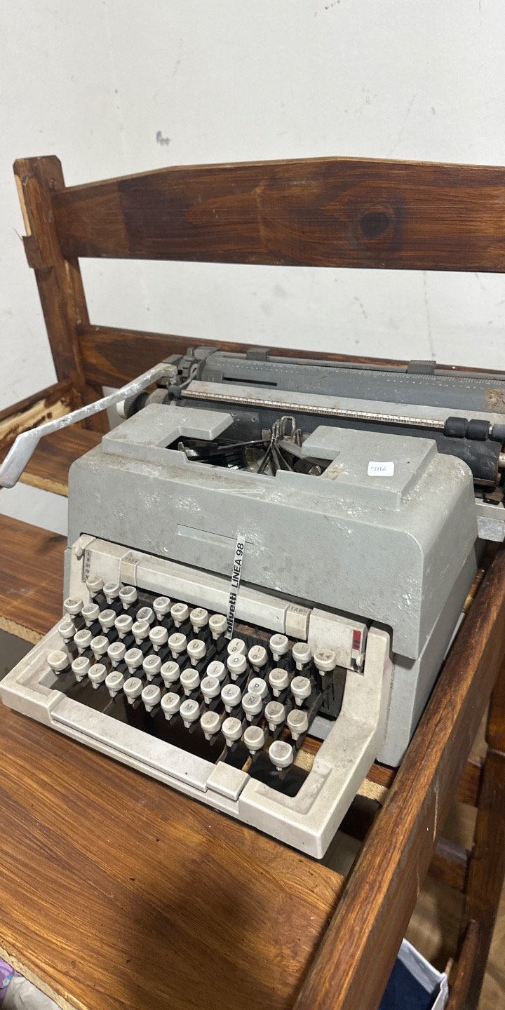 Lote siguiente: Máquina escribir antigua para la venta