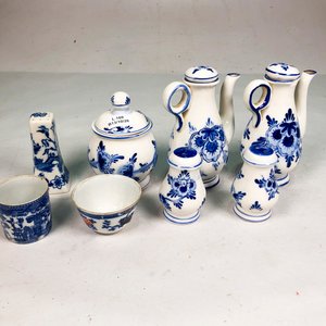 Conjunto de 8 Piezas de Porcelana Blanca y Azul con Diseño Floral - imagen 2