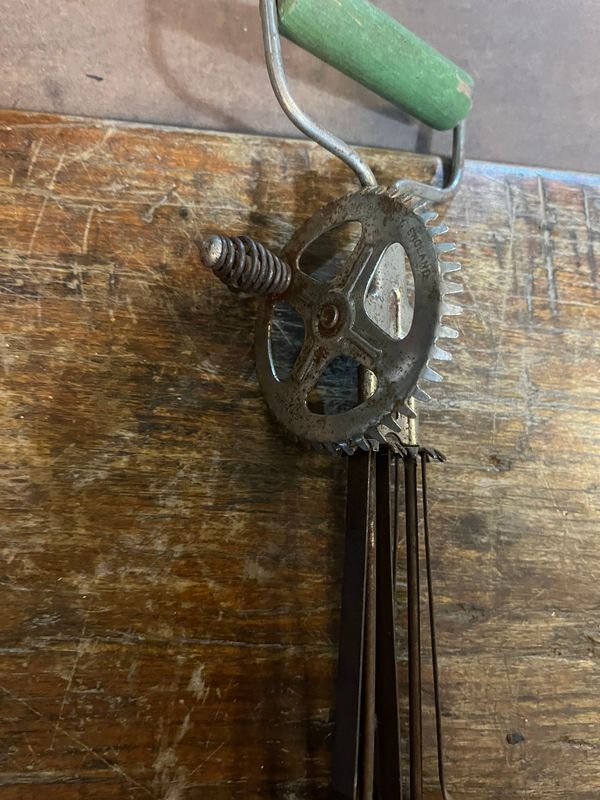 Batidor de metal con tijeras y accesorios - imagen 3