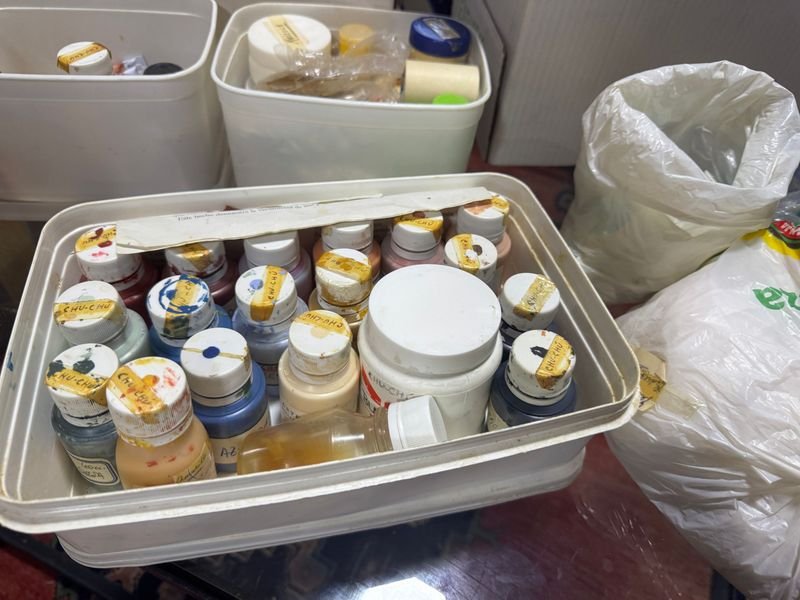 Lote siguiente: Cajas con pinturas y accesorios para manualidades