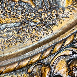 Cuadro Oval Repujado en Metal Bronceado "Personajes en Bosque y Querubín" Firmado P. Corberó - imagen 3