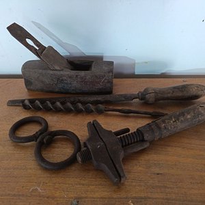 Cepillo de carpintero, escofina, barreno y abrazadera antigua - imagen 1