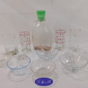 Lote siguiente: Botellón de vidrio con tapón verde, vasos y compoteras