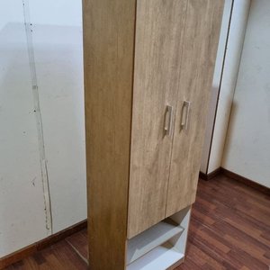 Mueble de madera con puertas y estantes abiertos - imagen 3