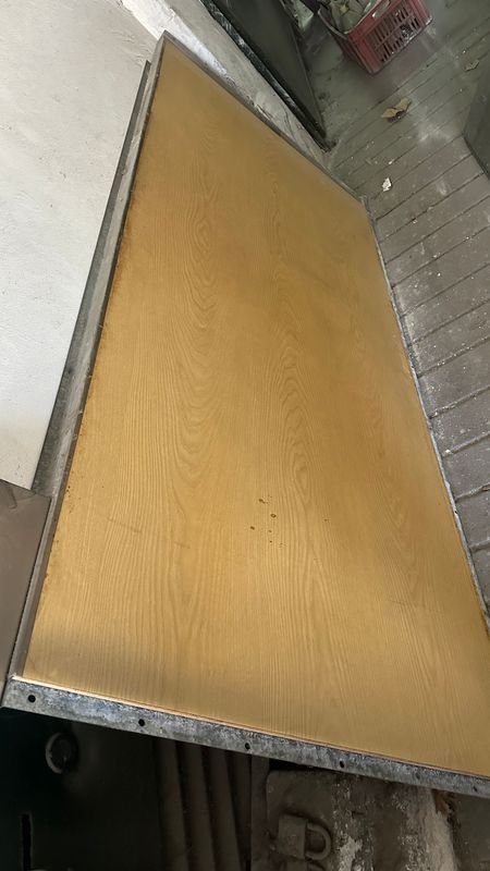 Lote siguiente: Panel de madera con marco metálico y fondo de chapa