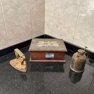 Lote siguiente: Cajita de Madera Antigua, Planchita de Hierro y Aceitera Metálica