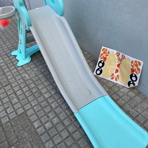Tobogán Infantil de Plástico con Aro de Basketball y Adhesivos - imagen 5
