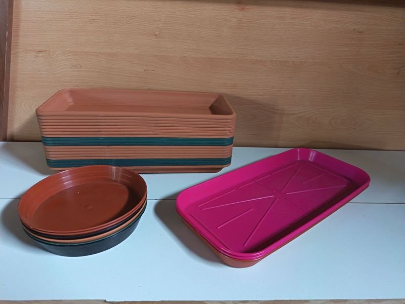 Lote de Bandejas para Macetas Rectangulares y Redondas